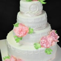 высокий свадебный торт украшенный цветами